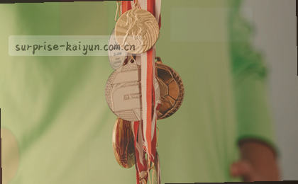 湖人快攻暴扣 詹姆斯单刀劈扣 勇士三分雨压制